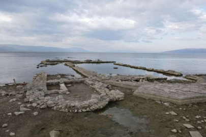 Havanın soğukluğuna aldırmayan yüzücüler, gölün çekilmesinden endişeli