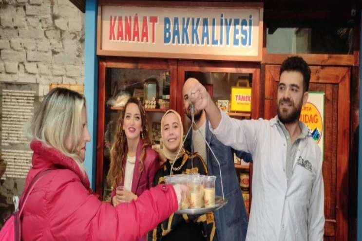 50 yıl önceki Bursa sokaklarında boza dağıttılar