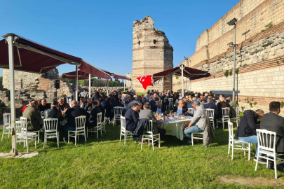 Karakoç: “Üç hilalli bayrak boynu bükük kalmasın”