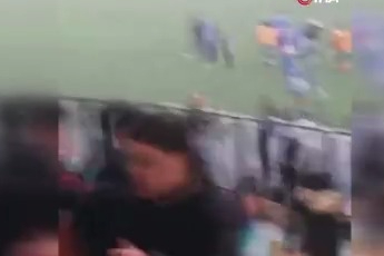 Futbol maçında taraflar bir birine girdi, polis havaya ateş açarak ayırdı