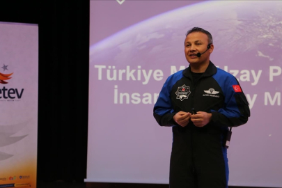 Türkiye'nin ilk astronotu Gezeravcı, İstanbul'da öğrencilerle buluştu