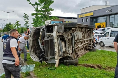 Minibüs refüje çarparak yan yattı: 1 ölü, 4 yaralı   