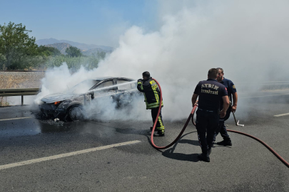 Seyir halindeki otomobil küle döndü   