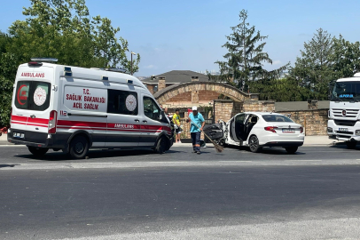 Ambulans otomobile çarptı: 4 yaralı   