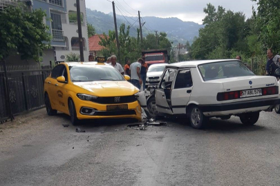 Ticari taksi ile otomobil çarpıştı: 3 yaralı