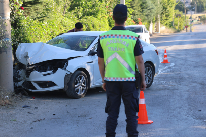 Otomobil beton direğe çarptı: 2 yaralı