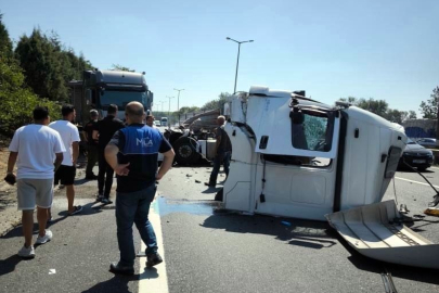 Otoyolda feci kaza: Tırın kupası koptu 