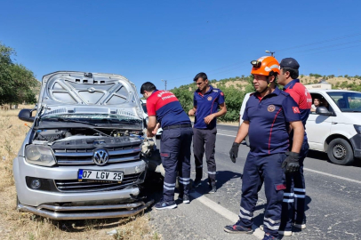 Kamyonet ile hafif ticari araç çarpıştı: 2 yaralı   