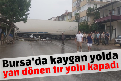 Bursa'da kaygan yolda yan dönen tır yolu kapadı