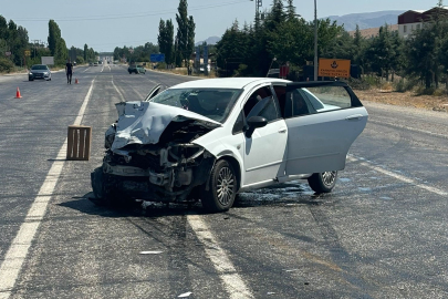 Otomobil ile hafif ticari araç çarpıştı: 6 yaralı   