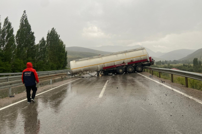 Dorsesi ayrılan tanker bariyerlere çarptı   