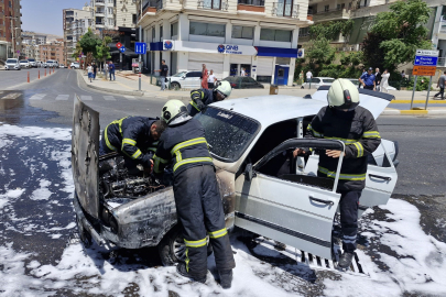 Seyir halindeki otomobil yandı