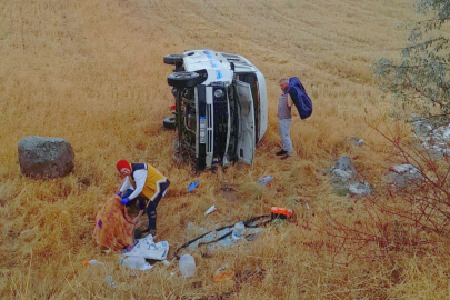 Minibüs buğday tarlasına devrildi: 2 yaralı 