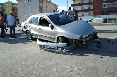 Refüje çarpan otomobilin sürücüsü yaralandı   