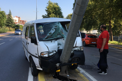 Kamyonet aydınlatma direğine saplandı: 1 yaralı