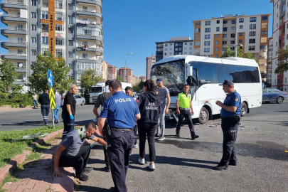 İşçi servisi ile kamyon çarpıştı: 10 yaralı   