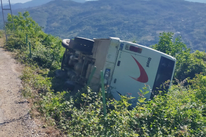 Servis otobüsü devrildi   