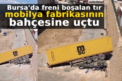 Bursa'da freni boşalan tır mobilya fabrikasının bahçesine uçtu