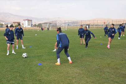 Yüksekova'nın kadın futbolcuları, takım otobüsü desteğine galibiyetle karşılık vermek istiyor