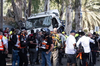 Tel Aviv yakınında "kamyonla ezme" eyleminde 6'sı ağır 35 kişi yaralandı