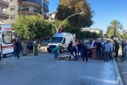 Otomobil, orta refüjdeki yaya geçidini kullanan akülü motosiklete çarptı