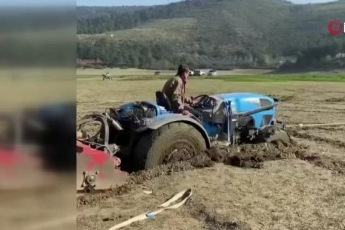 Bursa'da pikniğe giden bataklığa saplandı onları kurtarmaya gidenler de mahsur kaldı