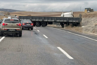 Yoldan çıkan tır trafiği kapadı