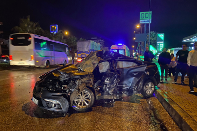 Tur otobüsü otomobille çarpıştı: 20 yaşındaki sürücü hayatını kaybetti