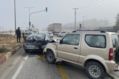 Sisli hava zincirleme kazayı beraberinde getirdi: 2 yaralı