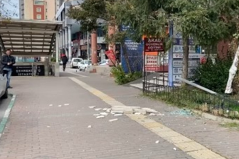 Bursa'da fırtınanın etkisinden vatandaşlar yürümekte zorluk çekti