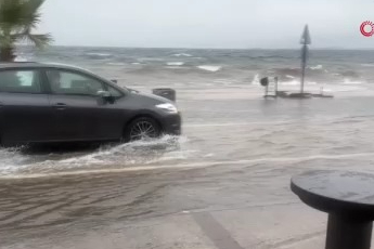 Bursa'da fırtına sahil kenarını vurdu, caddeler göle döndü