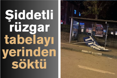 Şiddetli rüzgar tabelayı yerinden söktü