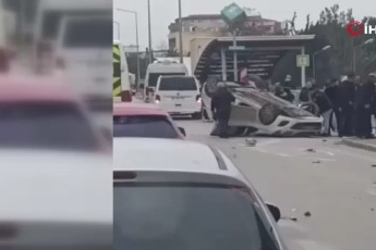 Bursa'da kontrolden çıkan otomobil takla attı