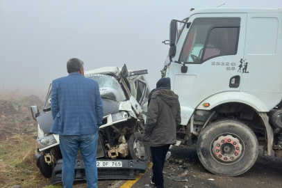 Kamyon ile minibüs çarpıştı: 1 kişi ağır yaralandı