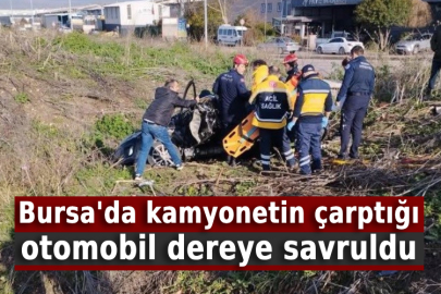 Bursa'da kamyonetin çarptığı otomobil dereye savruldu