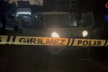 Önce öldürdü, sonra polislere suç aletiyle teslim oldu