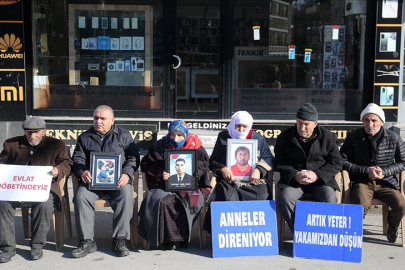 Muşlu aileler DEM Parti binası önündeki "evlat nöbeti"ni sürdürdü