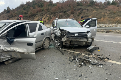 İki otomobil kafa kafaya çarpıştı : 2 yaralı