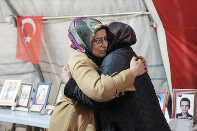 Evladına kavuşan anne sevincini oturma eylemini sürdüren ailelerle paylaştı