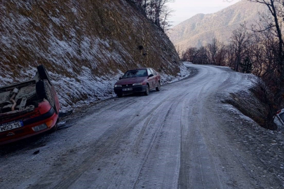 Gizli buzlanma kazaları beraberinde getirdi: 2 yaralı