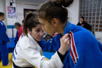 Görme engelli paralimpik judocu Ecem Taşın Çavdar, engellerini sporla aştı:  “Evde durdukça hayat küçülüyor”