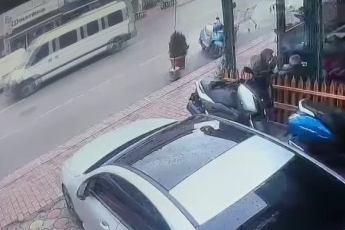 Bursa'da direksiyon hakimiyetini kaybeden motosikletli yere düştü