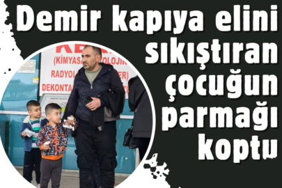 Demir kapıya elini sıkıştıran çocuğun parmağı koptu