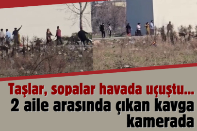 Taşlar, sopalar havada uçuştu...2 aile arasında çıkan kavga kamerada