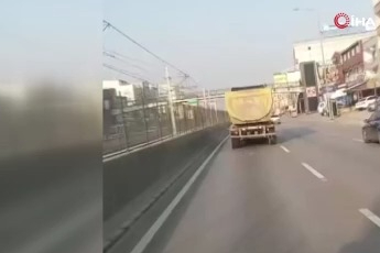 Bursa'da trafiği hiçe sayan kamyon dakikalarca makas attı